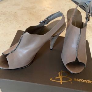 B.Makowsky grey woven heels. 7.5